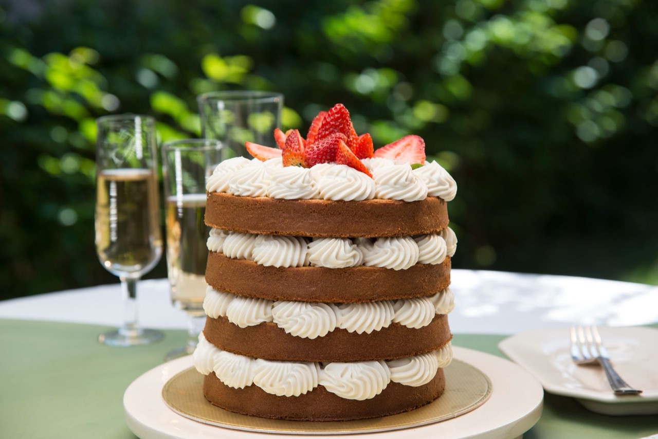 Bolo naked cake com morango